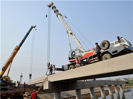 工廠搬遷，設備移位
